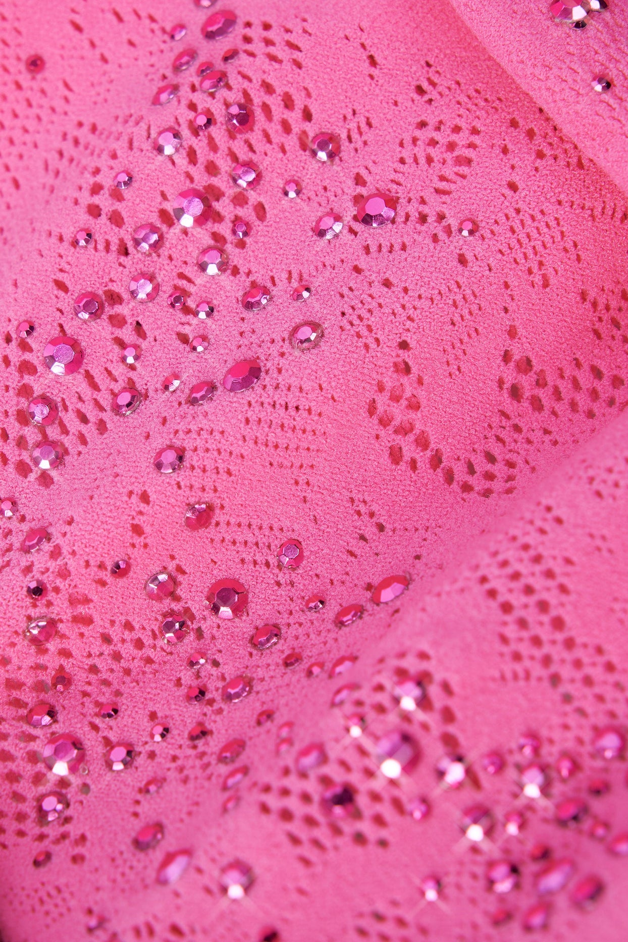 Macacão recortado embelezado em rosa chiclete